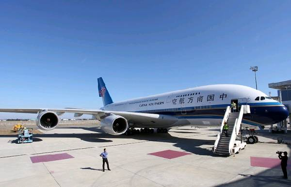 首架空客a380客机外观